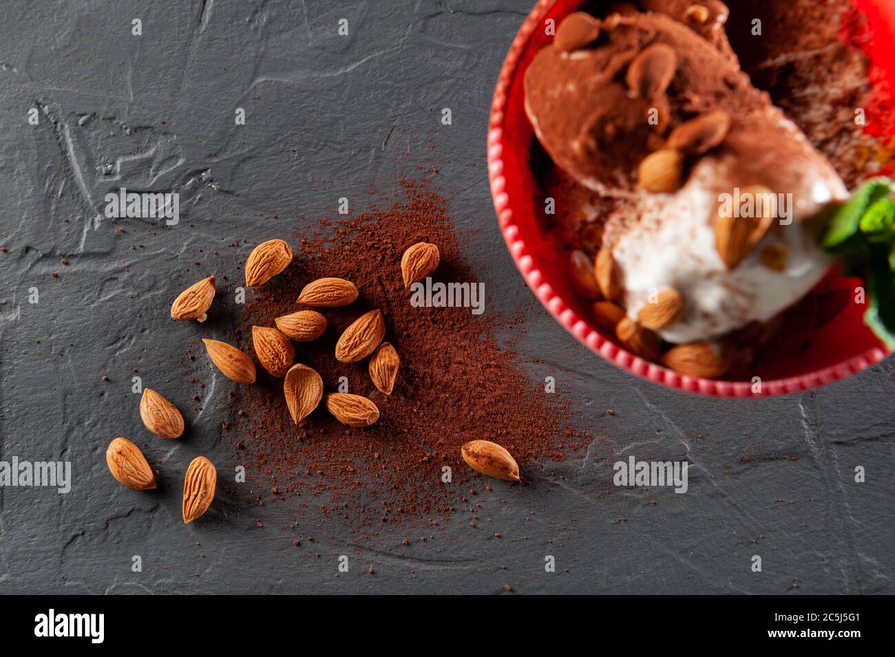 glace à la menthe et au cacao sur fond gris dans une tasse rose. Vue du dessus et plan d'étapage Banque D'Images