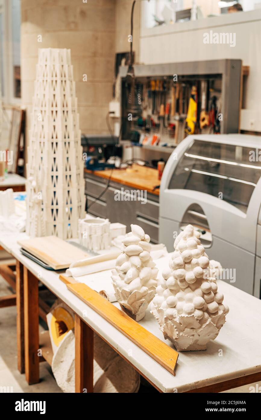 Barcelone, Espagne - 15 décembre 2019 : atelier d'architecte à la Sagrada Familia. Bureau et papier-maché avec images. Banque D'Images