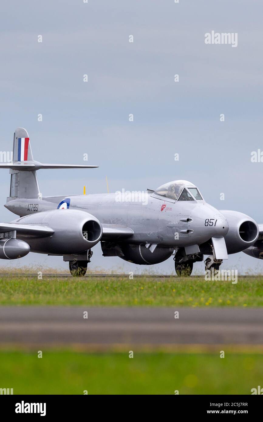 Gloster Meteor F.8 avion VH-MBX à l'époque de la guerre de Corée Royal Australian Air Force (RAAF) marque le roulement sur la piste à l'aéroport d'Avalon. Banque D'Images