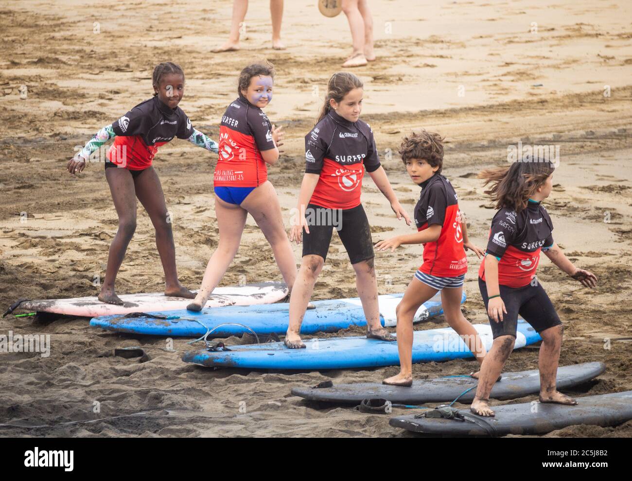 Las Palmas, Grande Canarie, Îles Canaries, Espagne. 3 juillet 2020. Les écoliers au camp de surf d'été sur la plage de la ville à Las Palmas sur Gran Canaria. Les principaux voyagistes du Royaume-Uni ne devant pas prendre leur vol pour Gran Canaria avant la mi-juillet, de nombreux hôtels restent fermés. Les îles Canaries étant l'une des provinces les moins touchées de l'Espagne pendant la pandémie du coronavirus, les habitants sont impatients de voir le retour des touristes, car environ 40% de la population des îles Canaries dépend du tourisme pour l'emploi. Crédit : Alan Dawson/Alay Live News Banque D'Images