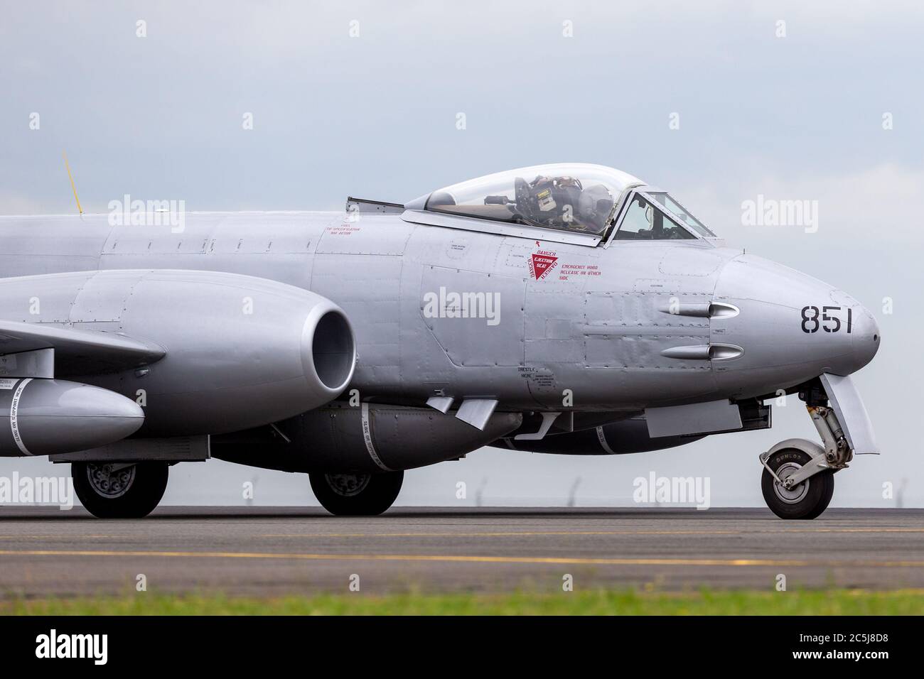 Gloster Meteor F.8 avion VH-MBX à l'époque de la guerre de Corée Royal Australian Air Force (RAAF) marque le roulement sur la piste à l'aéroport d'Avalon. Banque D'Images