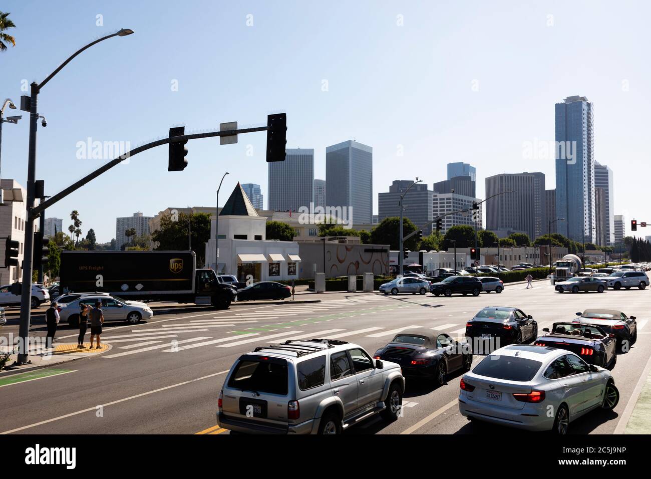 Trafic à l'intersection de Santa Monica et Wilshire Boulevard, Beverly Hills, Los Angeles, Californie, États-Unis d'Amérique Banque D'Images