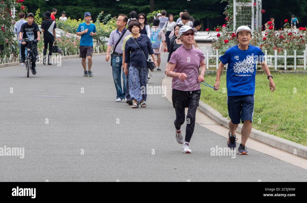 Coureur malvoyants avec guide de course à pied à Yoyogi Park, Tokyo, Japon Banque D'Images