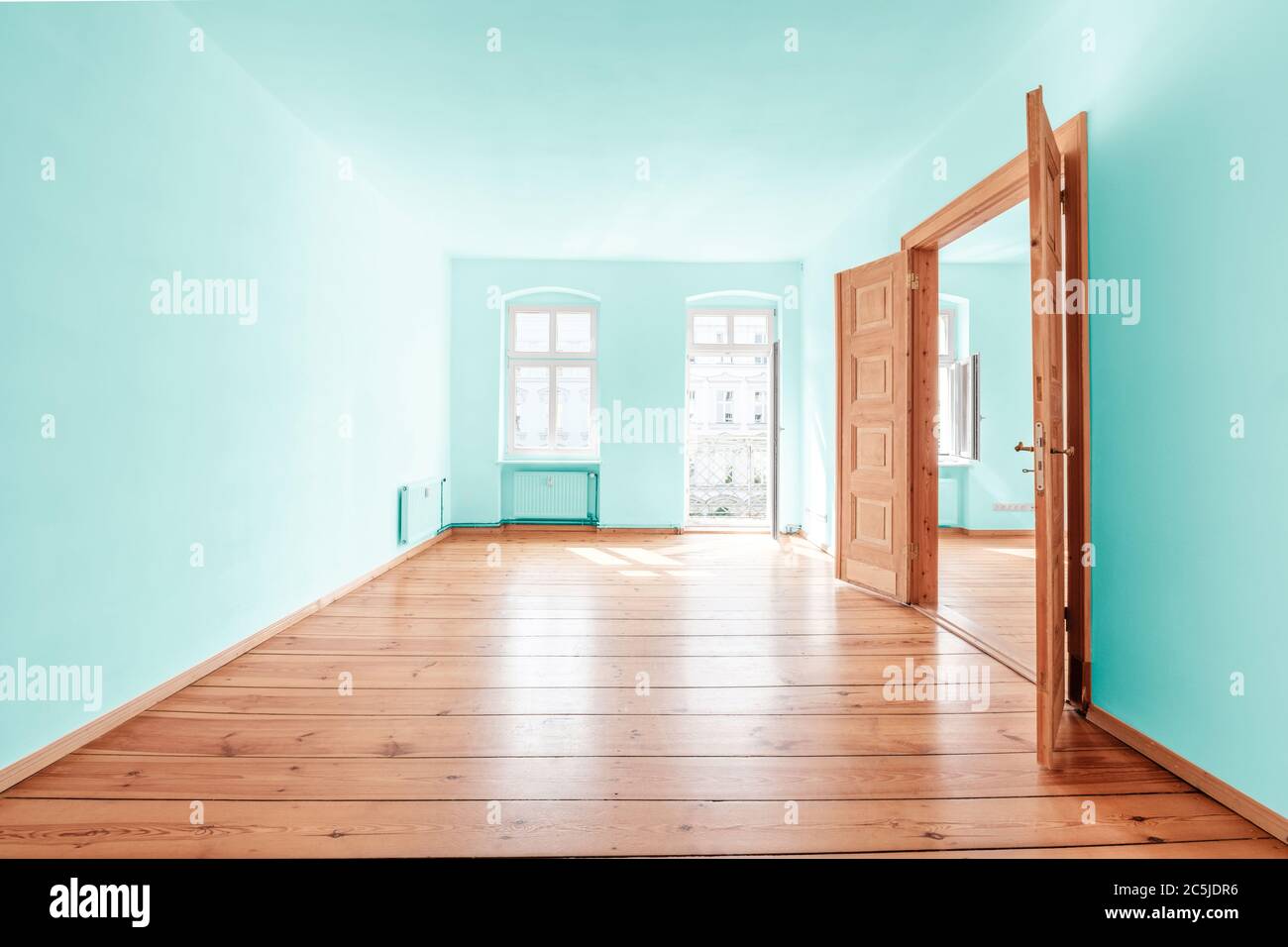 chambre peinte dans un appartement rénové avec parquet Banque D'Images