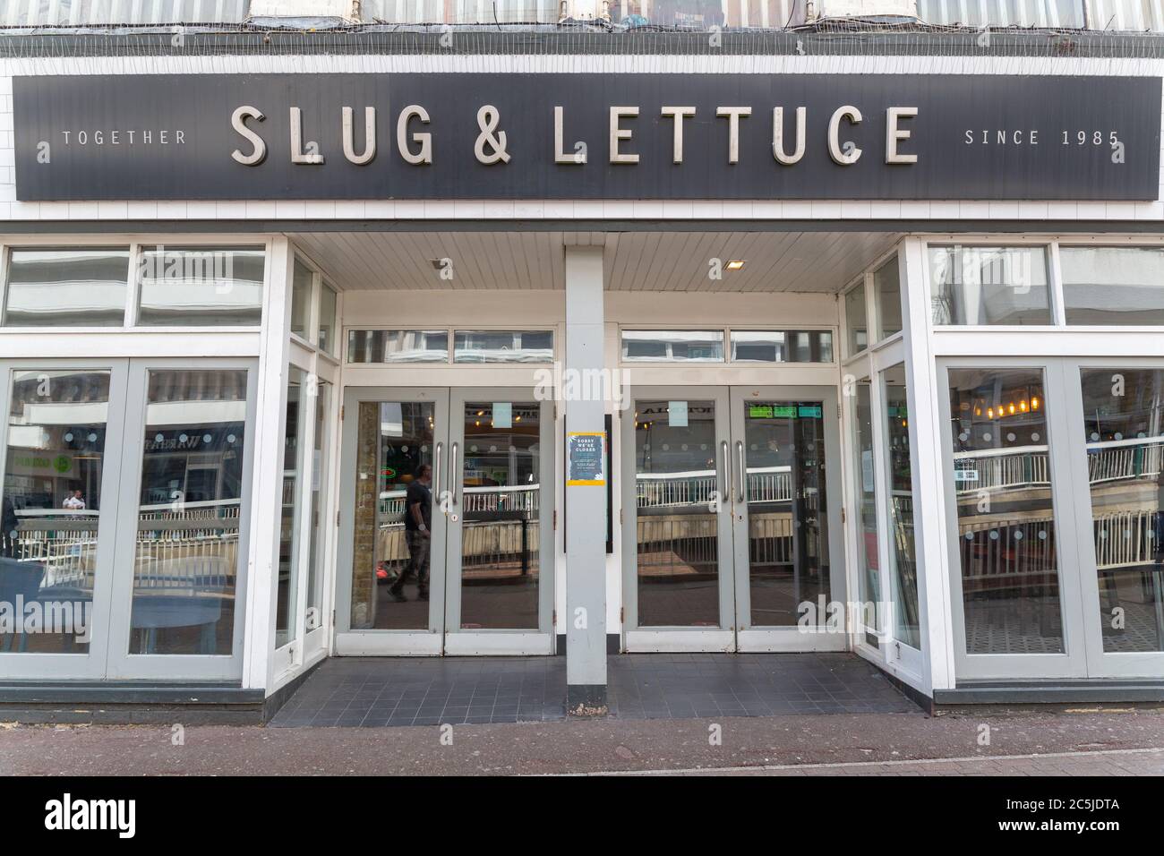 Southend-on-Sea, Royaume-Uni. 3 juillet 2020. La Slug et la laitue se préparent à l'ouverture le 4 juillet. Les pubs, restaurants et salons de coiffure de Southend-on-Sea se préparent à rouvrir après la pandémie de virus corona covid-19. Tous les pubs ne rouvriront pas le 4 juillet. Certains ont indiqué qu'ils ouvriront plus tard. Penelope Barritt/Alay Live News Banque D'Images