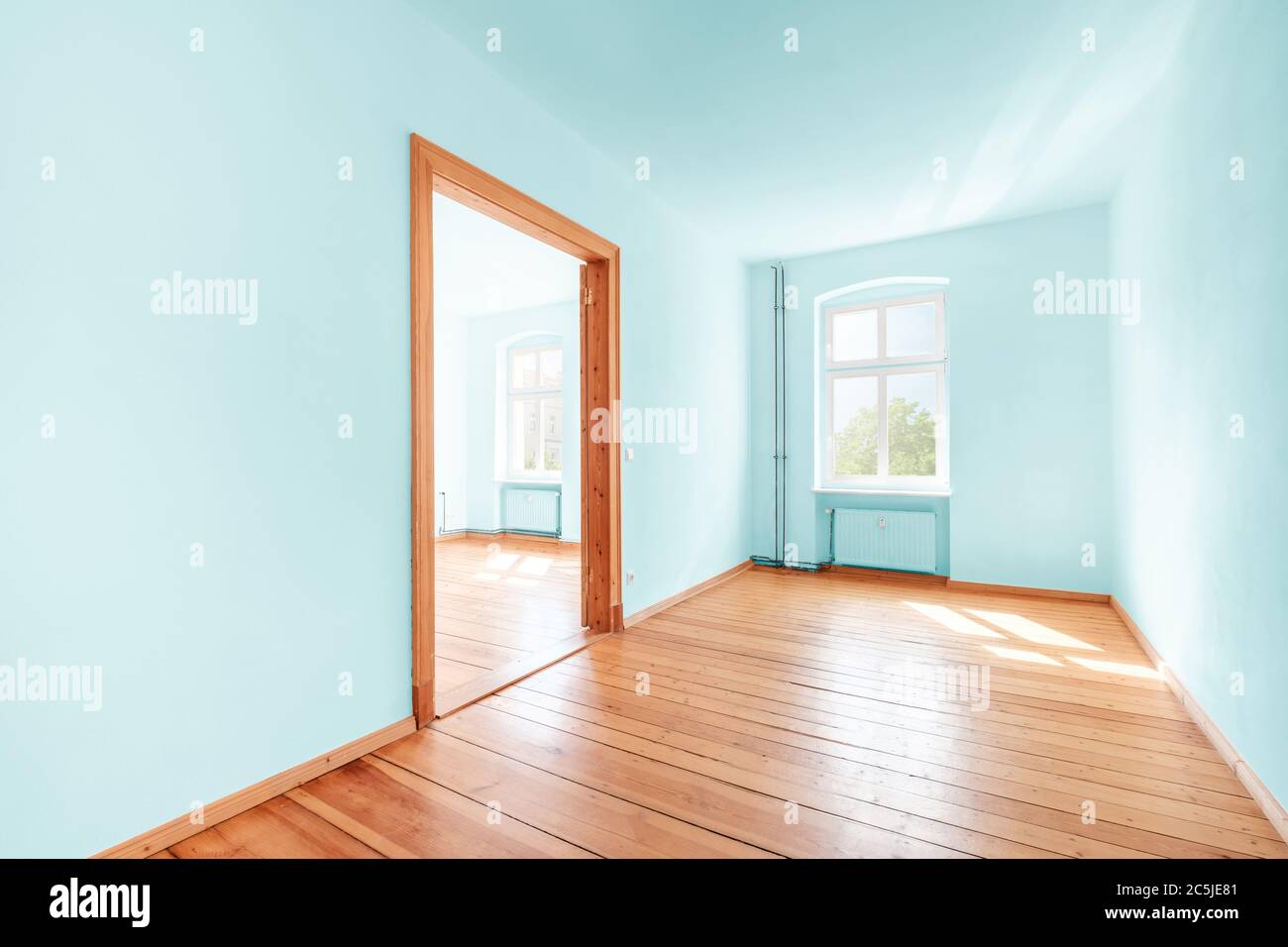 chambre vide dans un appartement rénové avec des murs peints en vert Banque D'Images