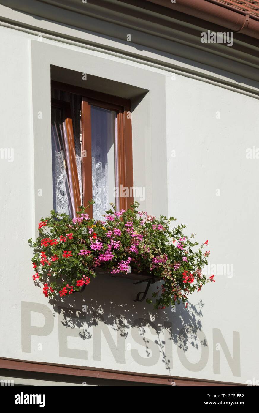 Fenêtre avec fleurs. Cesky Krumlov, république tchèque Banque D'Images