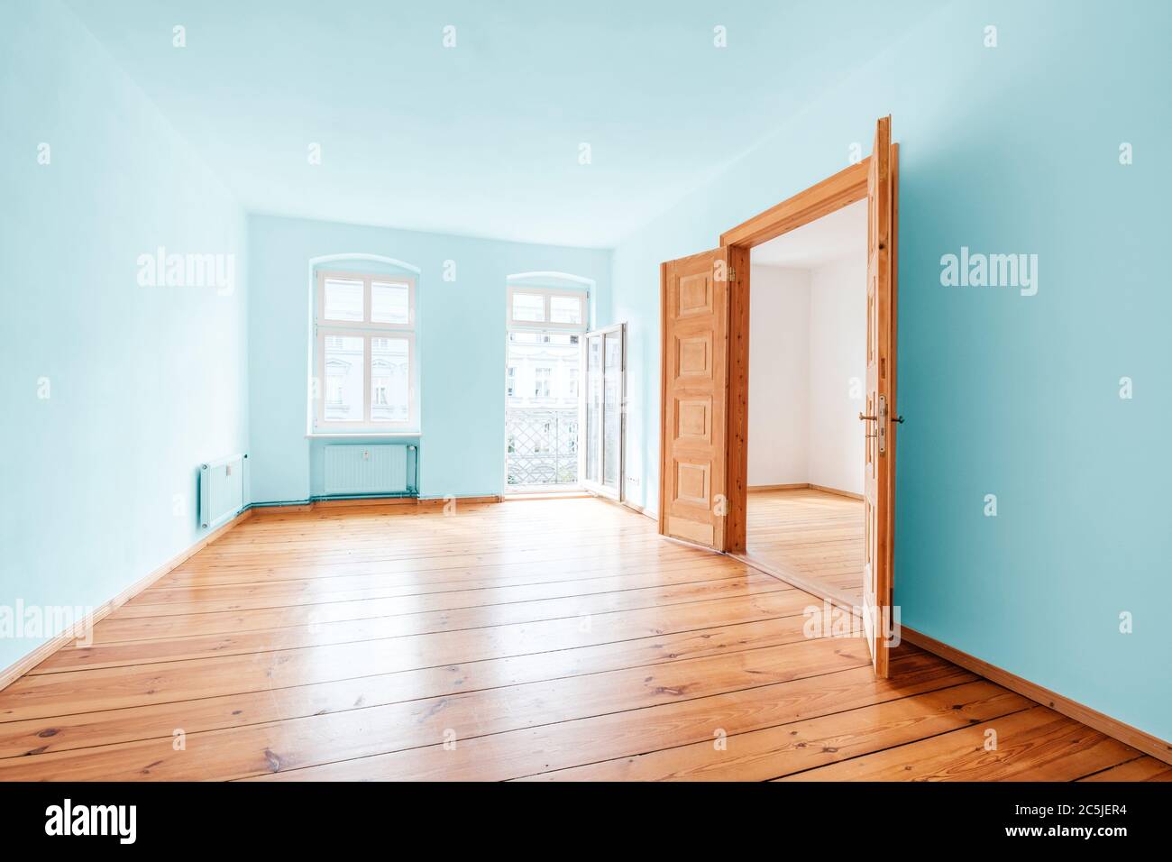chambre dans un appartement vide avec murs colorés après rénovation Banque D'Images