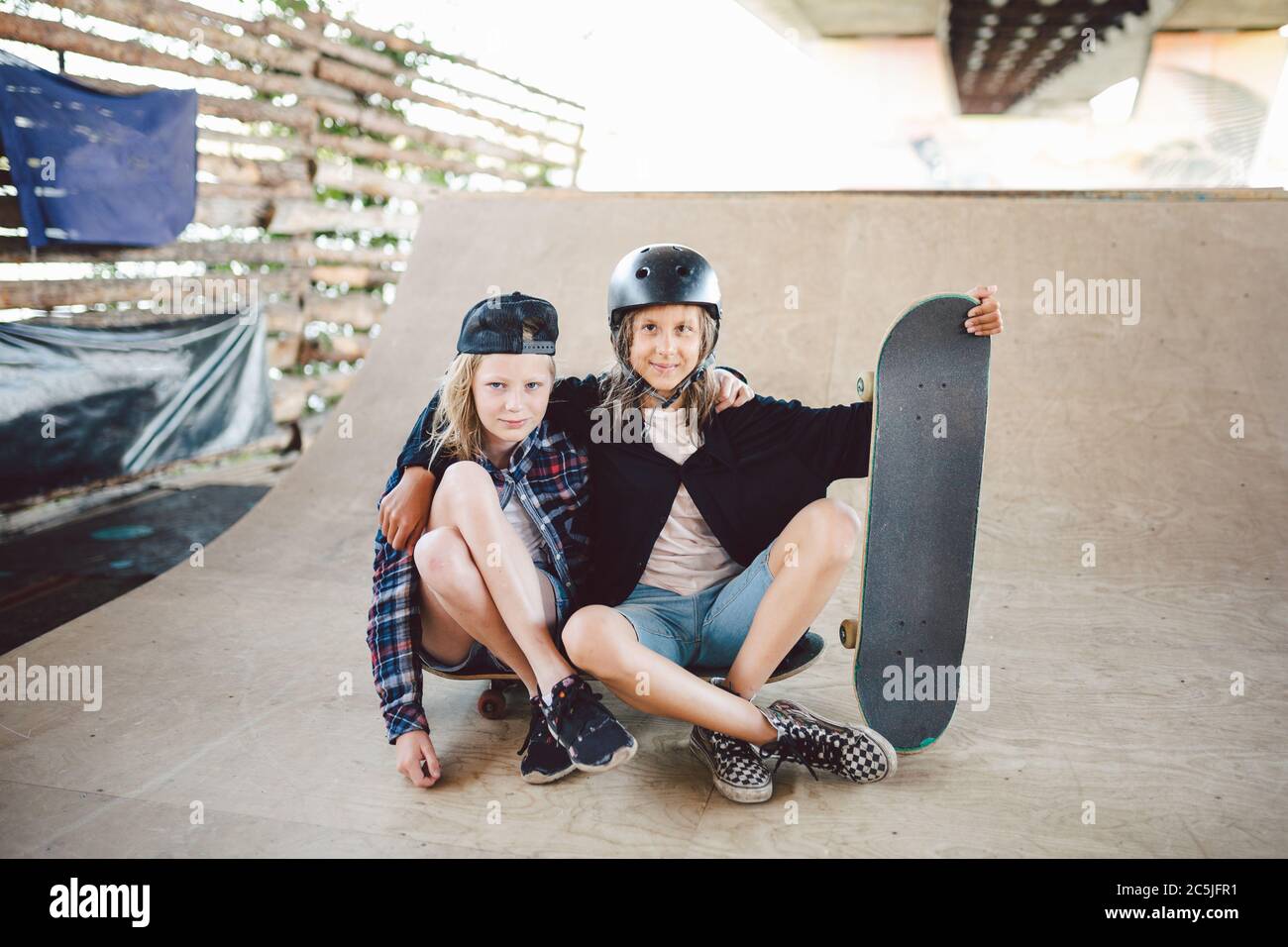 Groupe d'amis enfants qui s'amusant à la journée au skate Park. Concept de jeunesse, de convivialité et d'amitié. Groupe de skateboarders pour enfants. Petits urbains Banque D'Images