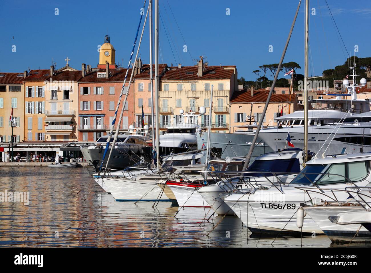 Yachts dans le port de la vieille ville, Saint-Tropez, Var, Provence-Alpes-Côte d'Azur, France, Europe Banque D'Images