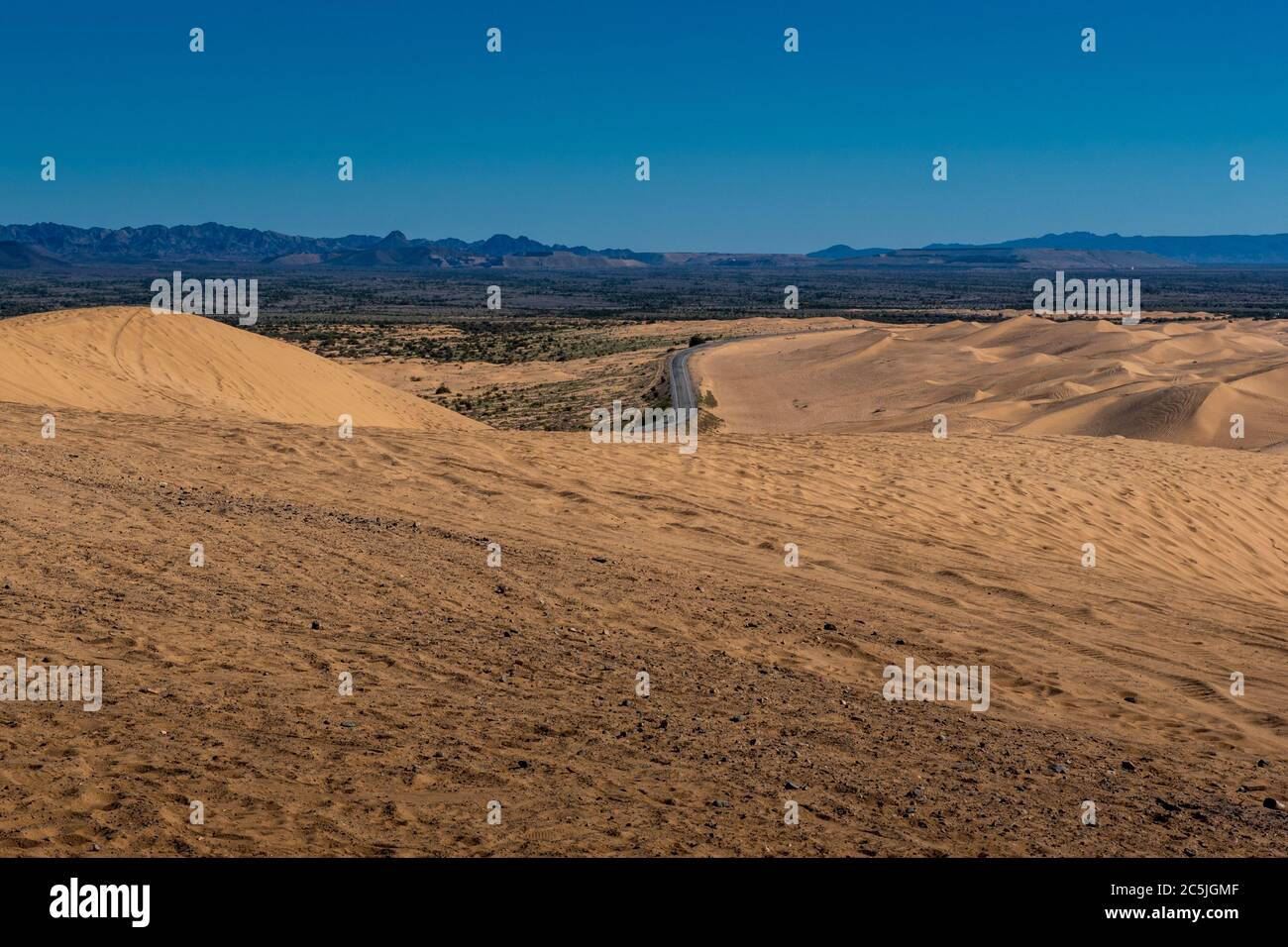 Vue comparative des dunes de sable impériales dans le désert de Sonoran en Californie, États-Unis, avec des traces de pneus provenant de buggying de dunes et sans végétation sur le Th Banque D'Images