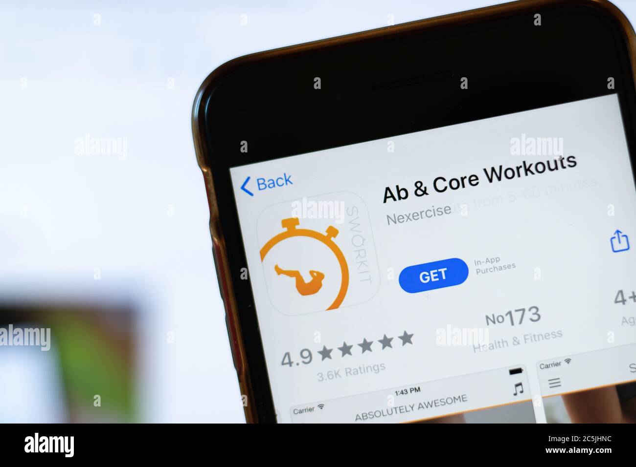 Moscou, Russie - 1er juin 2020 : logo de l'application mobile AB et Core Workouts sur l'écran du téléphone, icône en gros plan, Editorial Banque D'Images