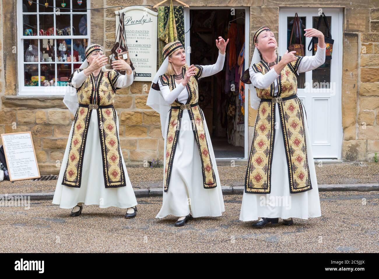 Danseurs arméniens traditionnels à Bakewell Banque D'Images