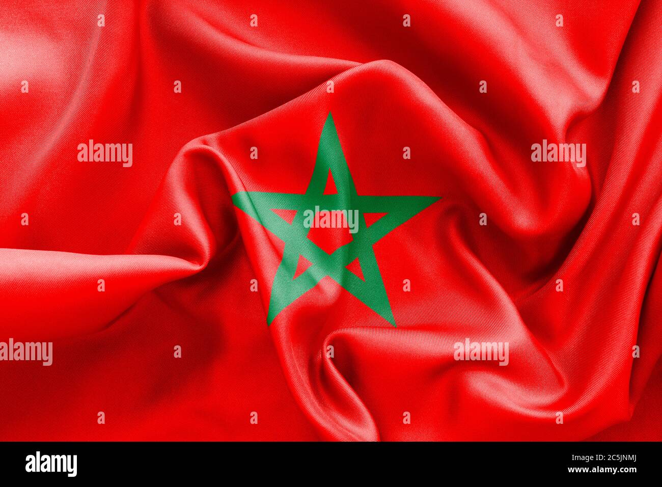 La texture du drapeau marocain s'est froissée et s'est émiettée de lumière et d'ombres Banque D'Images