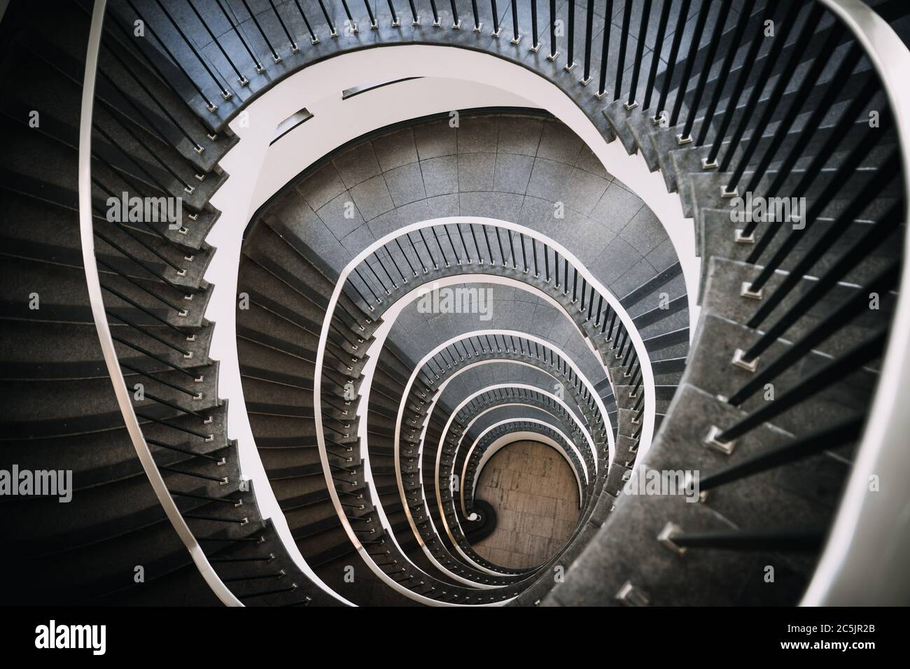 en regardant profondément dans le long escalier en spirale de grand bâtiment, concept photo de l'architecture Banque D'Images