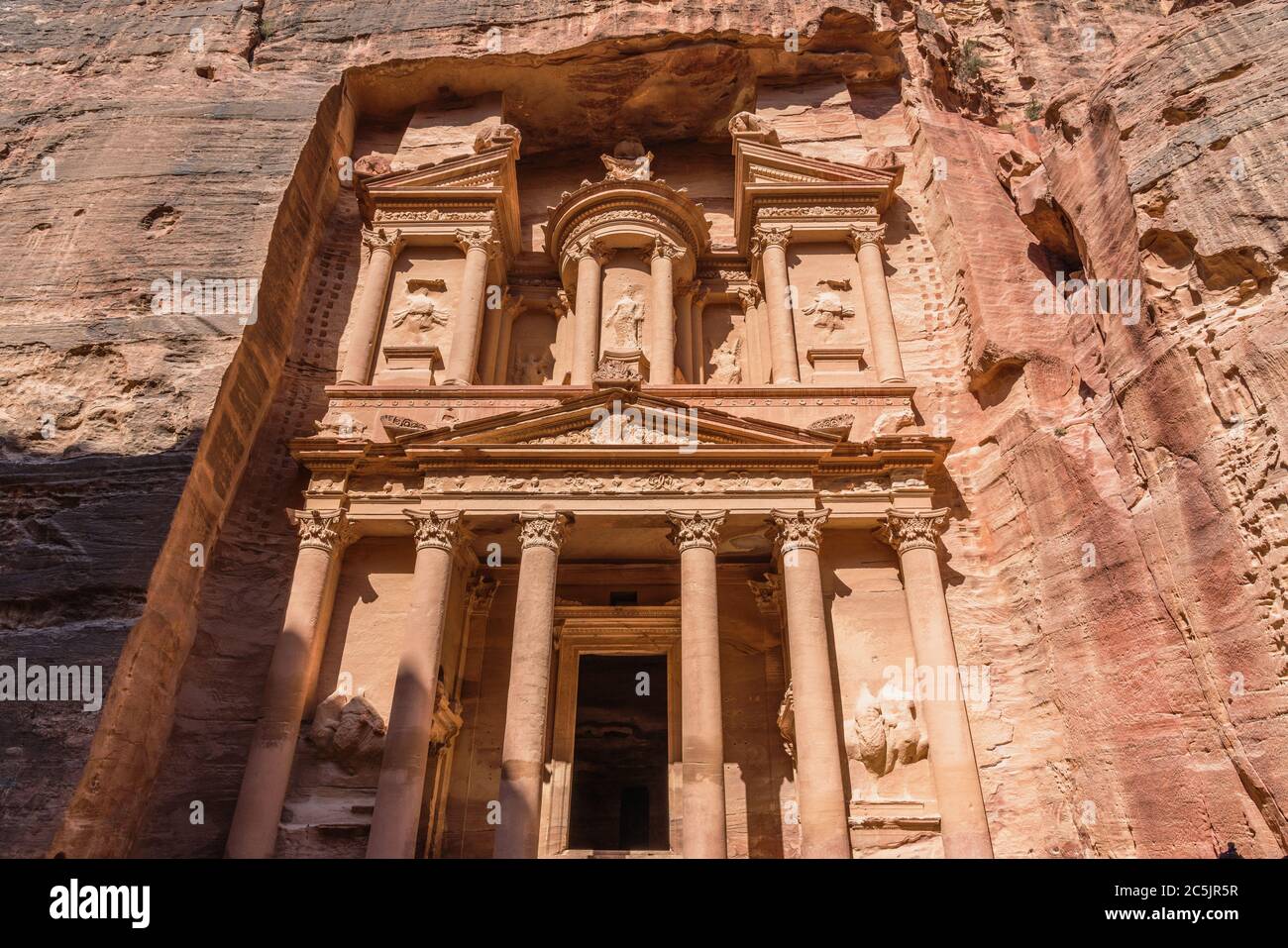 Jordanie, Petra, le Trésor ou Al Khazneh est une tombe pour le roi Aretas IV Philopatris dans la ville nabatéenne de Petra dans le Parc archéologique de Petra est un parc national jordanien et un site classé au patrimoine mondial de l'UNESCO. Il a été construit au début du 1er siècle A.D. Banque D'Images