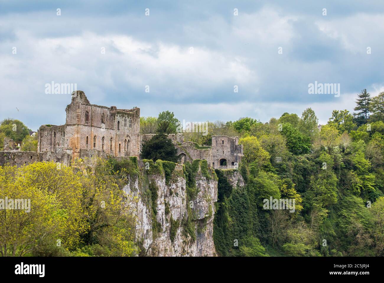 Château de Chepstow au bord de la falaise surplombant la rivière Wye Banque D'Images