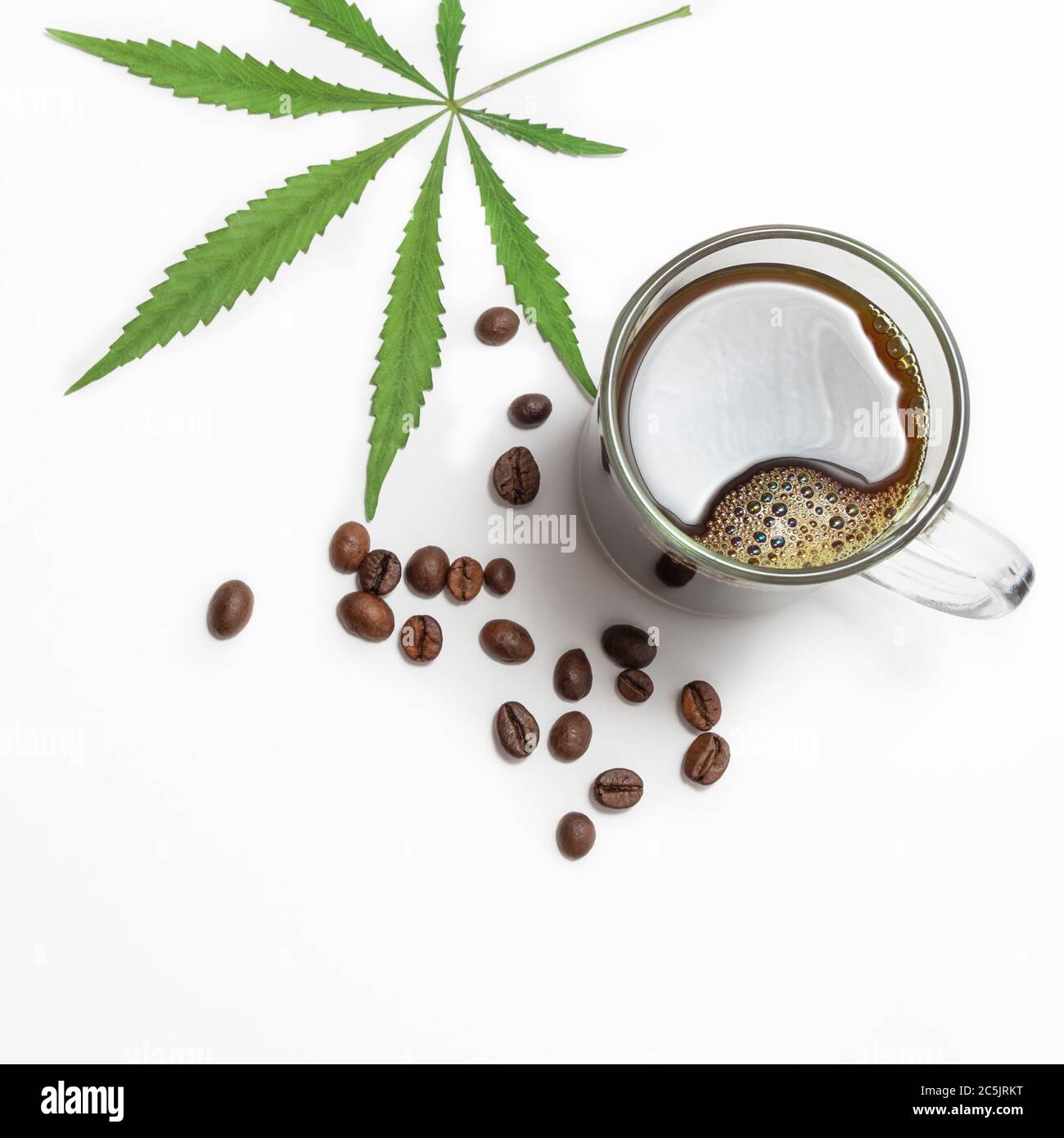 Tasse de café infusé de cannabis avec feuille de marijuana et grains de café sur fond blanc, vue ci-dessus Banque D'Images