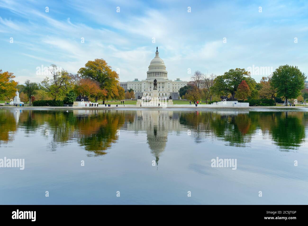 Des réflexions du Capitole des États-Unis et du Mémorial Ulysses S. Grant sont visibles dans le bassin de réflexion du Capitole, Washington, DC, Etats-Unis Banque D'Images