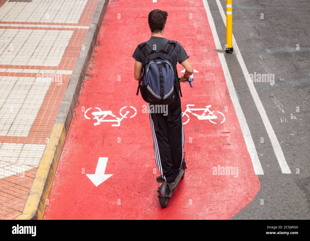 Homme à cheval électrique sur la voie du vélo en Espagne Banque D'Images