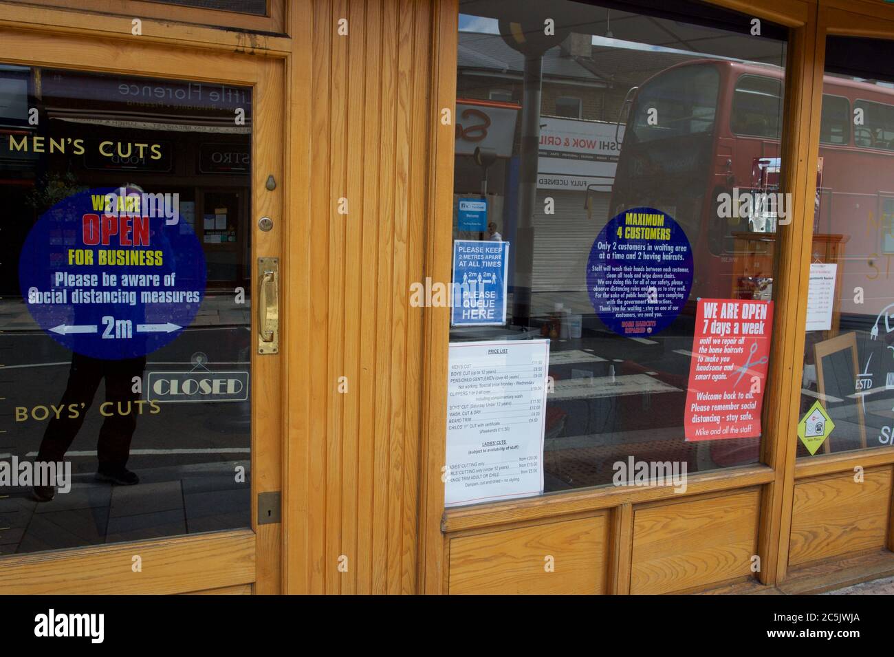 Sidcup, Kent, Royaume-Uni. 03ème juillet 2020. Une signalisation à l'extérieur d'un Barbers dans Sidcup High Street alors qu'ils se préparent à rouvrir après que les règles de confinement de Covid 19 sont assouplies par le gouvernement. Sidcup, Kent, le 3 juillet 2020. Photo d'Alan Stanford. Crédit : images Prime Media/Alamy Live News Banque D'Images