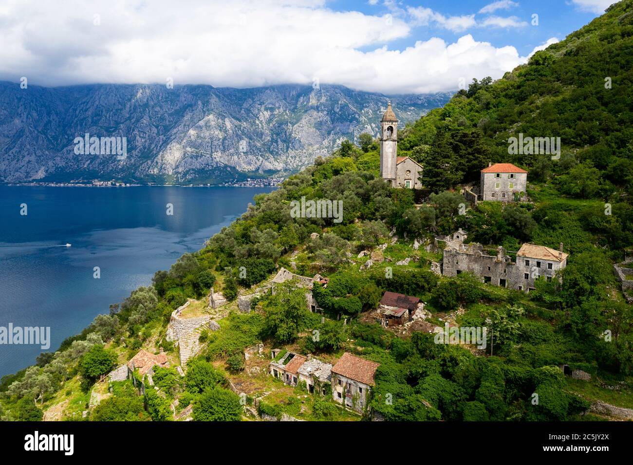Vue aérienne du village abandonné dans les montagnes, baie de Kotor, Monténégro Banque D'Images