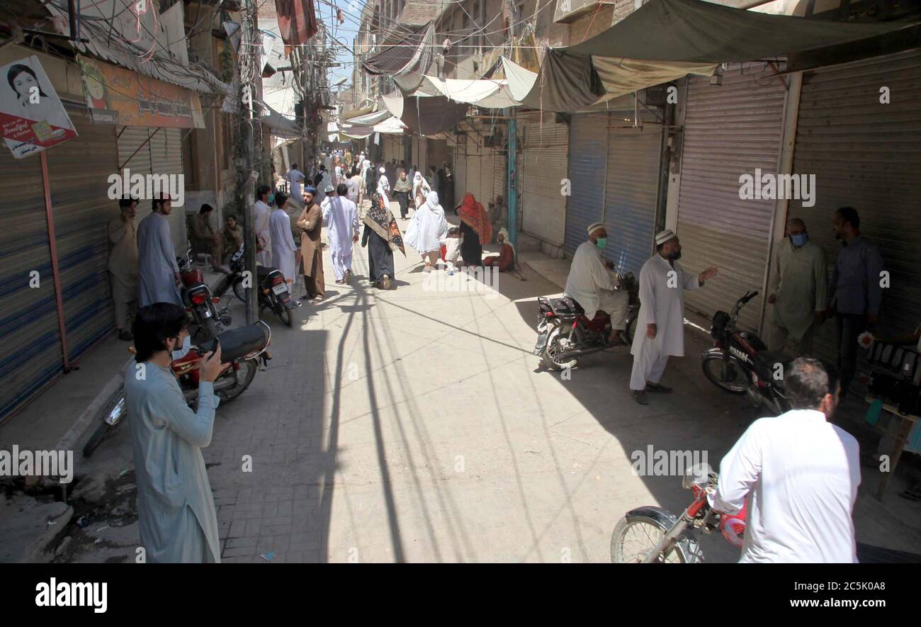 Vue de la ruée des gens au bazar de Karimpura alors que les activités d'affaires se sont arrêtées pendant le confinement intelligent imposé gouvernement en raison de l'augmentation des cas de coronavirus, comme mesure préventive contre la propagation du coronavirus (COVID-19), à Peshawar le vendredi 3 juillet 2020. Banque D'Images