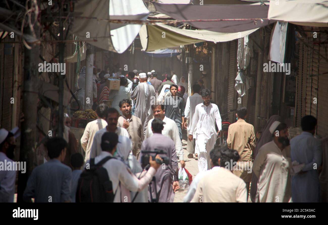 Vue de la ruée des gens au bazar de Karimpura alors que les activités d'affaires se sont arrêtées pendant le confinement intelligent imposé gouvernement en raison de l'augmentation des cas de coronavirus, comme mesure préventive contre la propagation du coronavirus (COVID-19), à Peshawar le vendredi 3 juillet 2020. Banque D'Images