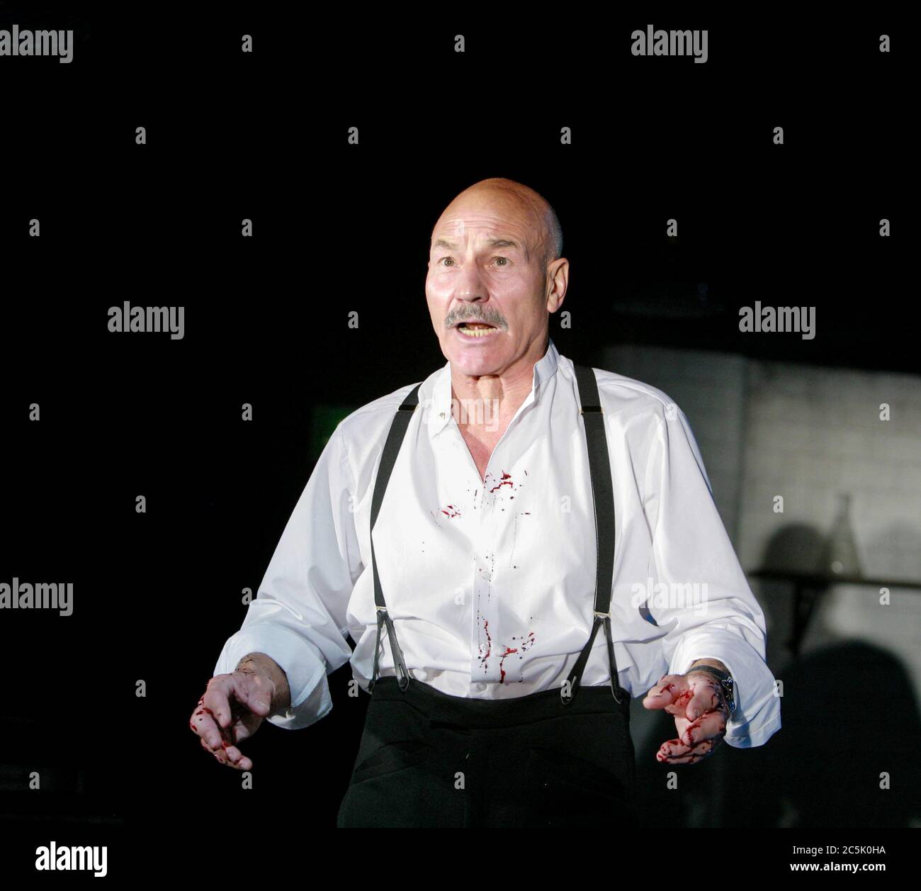 Patrick Stewart (Macbeth) dans MACBETH par Shakespeare au Minerva Theatre, Chichester Festival Theatre, West Sussex, Angleterre 01/06/2007 design: Anthony Ward éclairage: Howard Harrison combats: Terry King réalisateur: Rupert Goold Banque D'Images