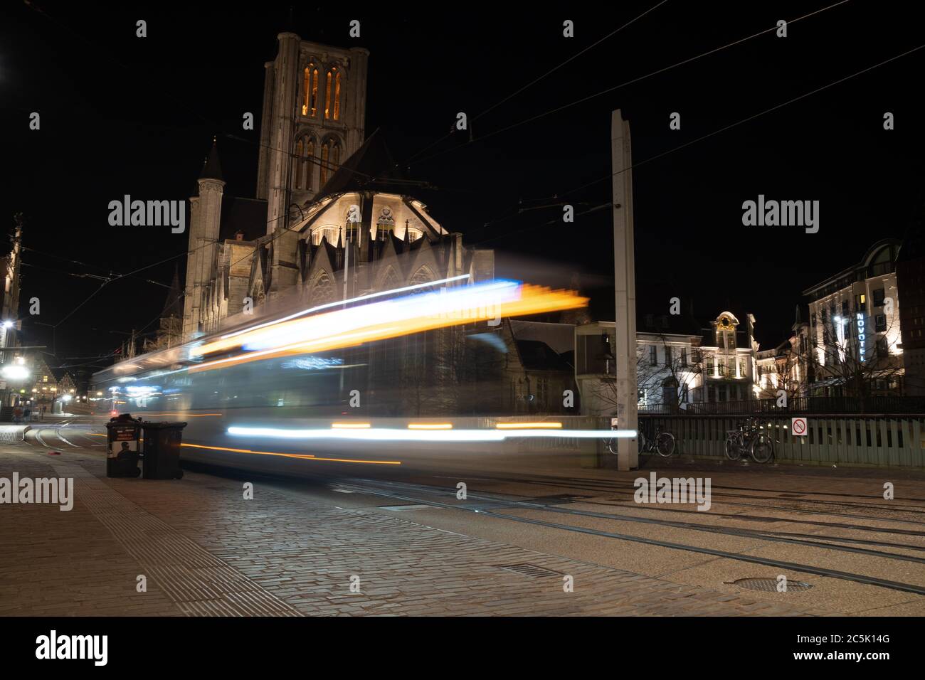 Gand, Belgique, 03/01/2020. Les sentiers de tram sur la rue de Gand et l'architecture monumentale de colonne en arrière-plan, longue exposition, mouvement flou, ville Banque D'Images