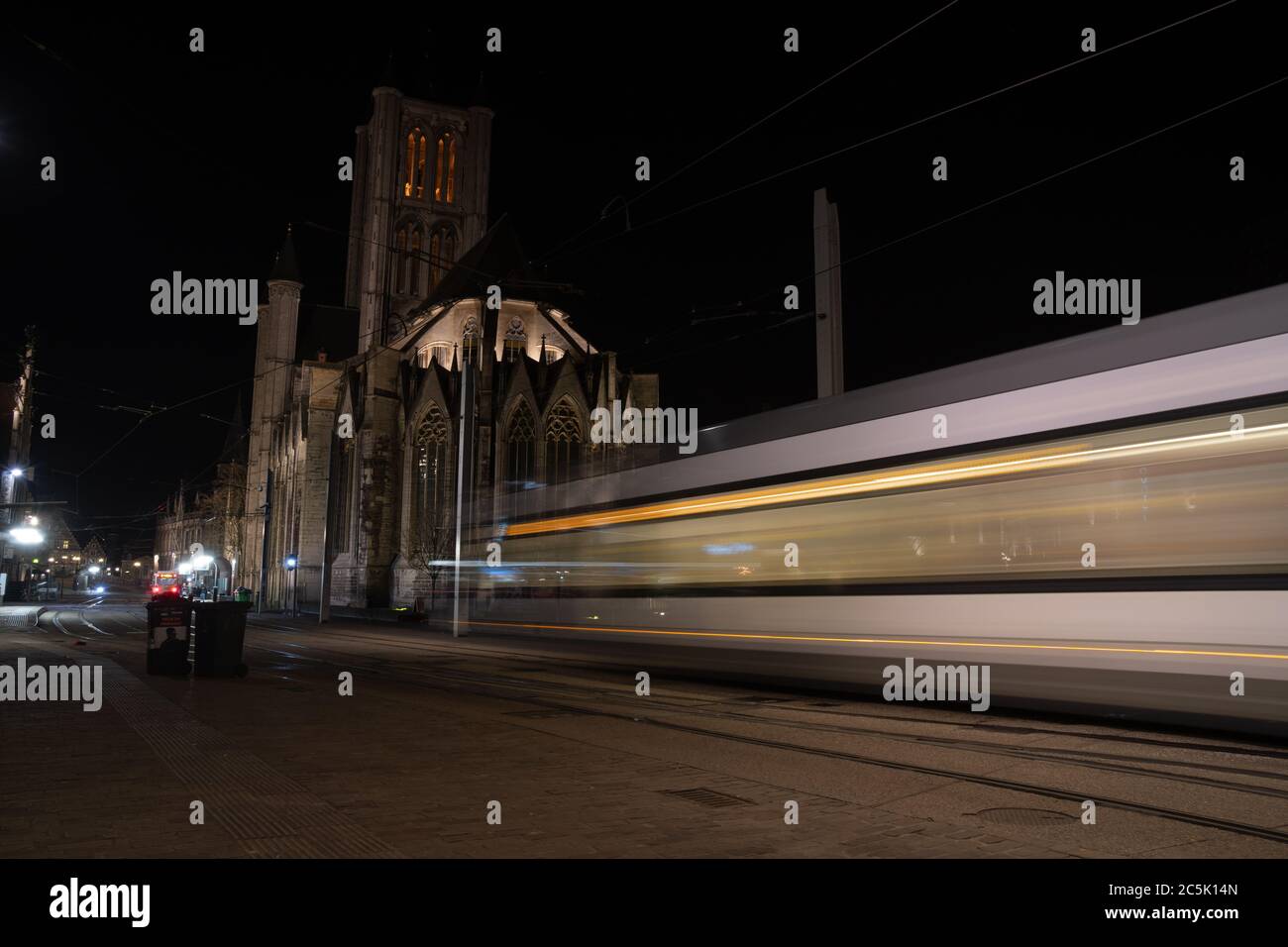 Gand, Belgique, 03/01/2020. Les sentiers de tram sur la rue de Gand et l'architecture monumentale de colonne en arrière-plan, longue exposition, mouvement flou, ville Banque D'Images