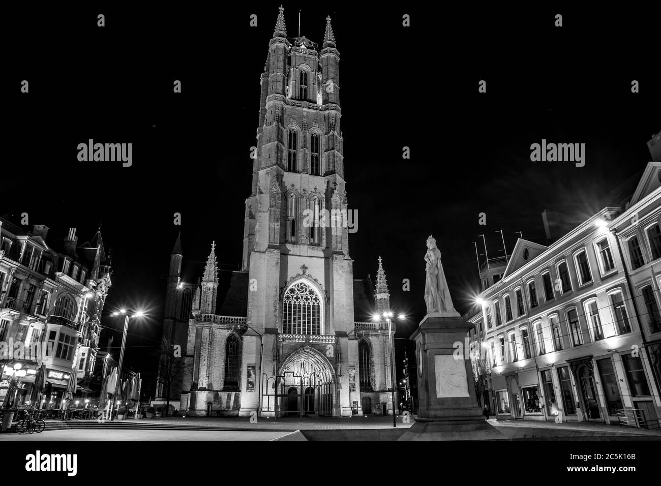 Gand, Belgique, 03/01/2020. Vue sur la cathédrale Saint-Bavo la nuit. Banque D'Images