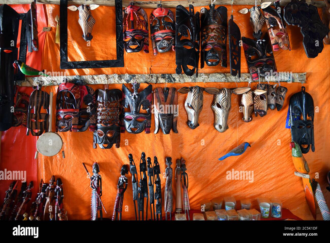 Masque africain fait à la main ou fait à la main. Masques africains traditionnels vendus dans un marché en décrochage. Kendwa, Zanzibar, Tanzanie, Afrique Banque D'Images