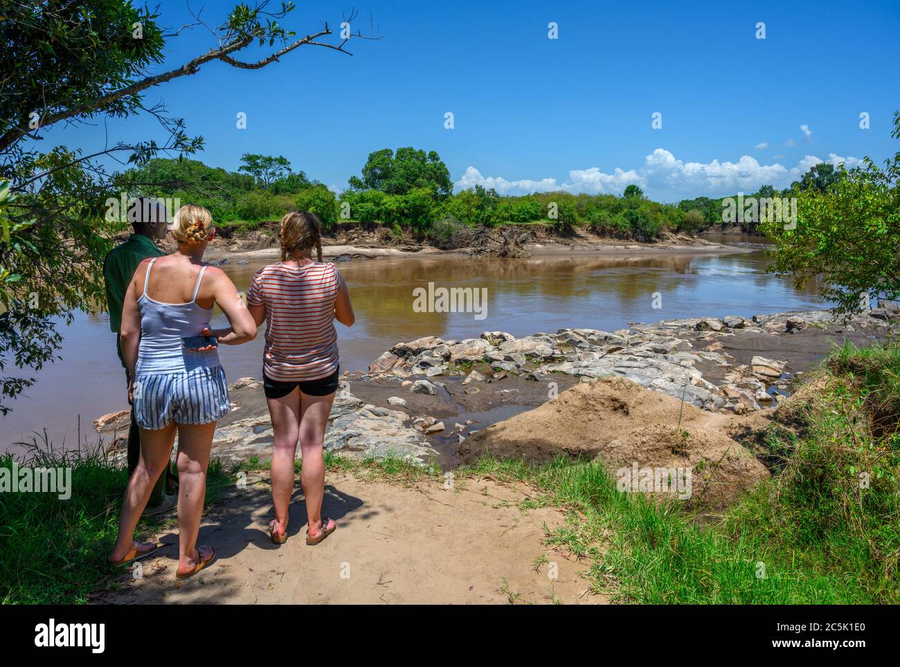 Touristes et garde-parc regardant les hippopotames et les crocodiles dans la rivière Mara, le Triangle de Mara, la réserve nationale de Masai Mara, Kenya, Afrique de l'est Banque D'Images
