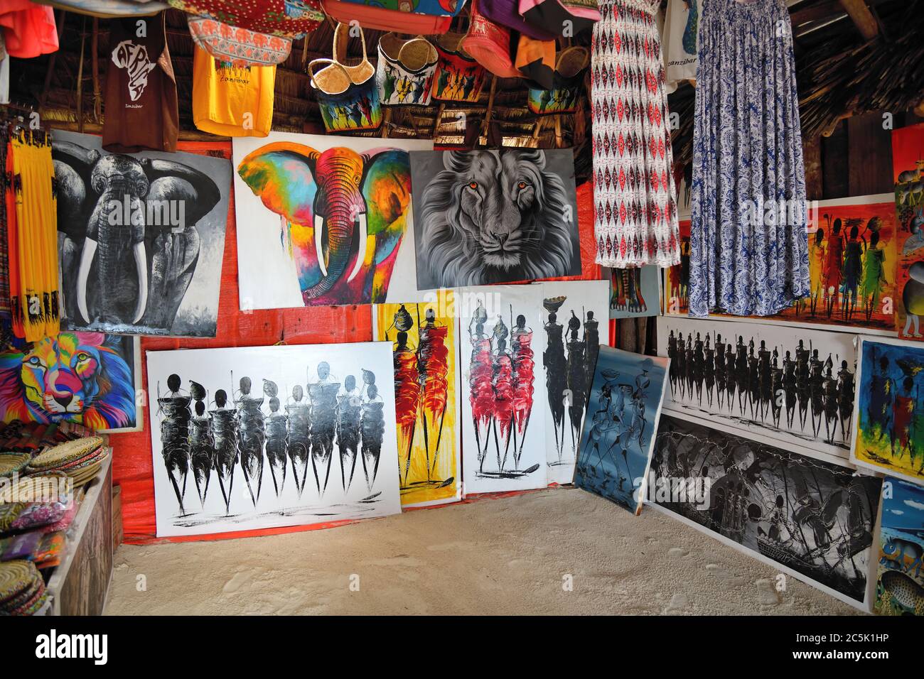 Kendwa, Zanzibar - 4 octobre 2019 : à l'intérieur d'une boutique de souvenirs sur la plage de Kendwa. Tanzanie, Afrique Banque D'Images