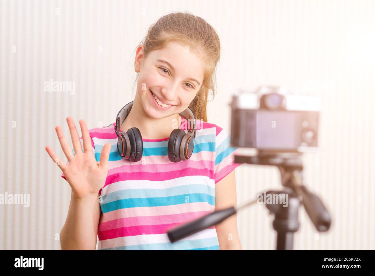 Petite fille posant pour caméra en studio Banque D'Images