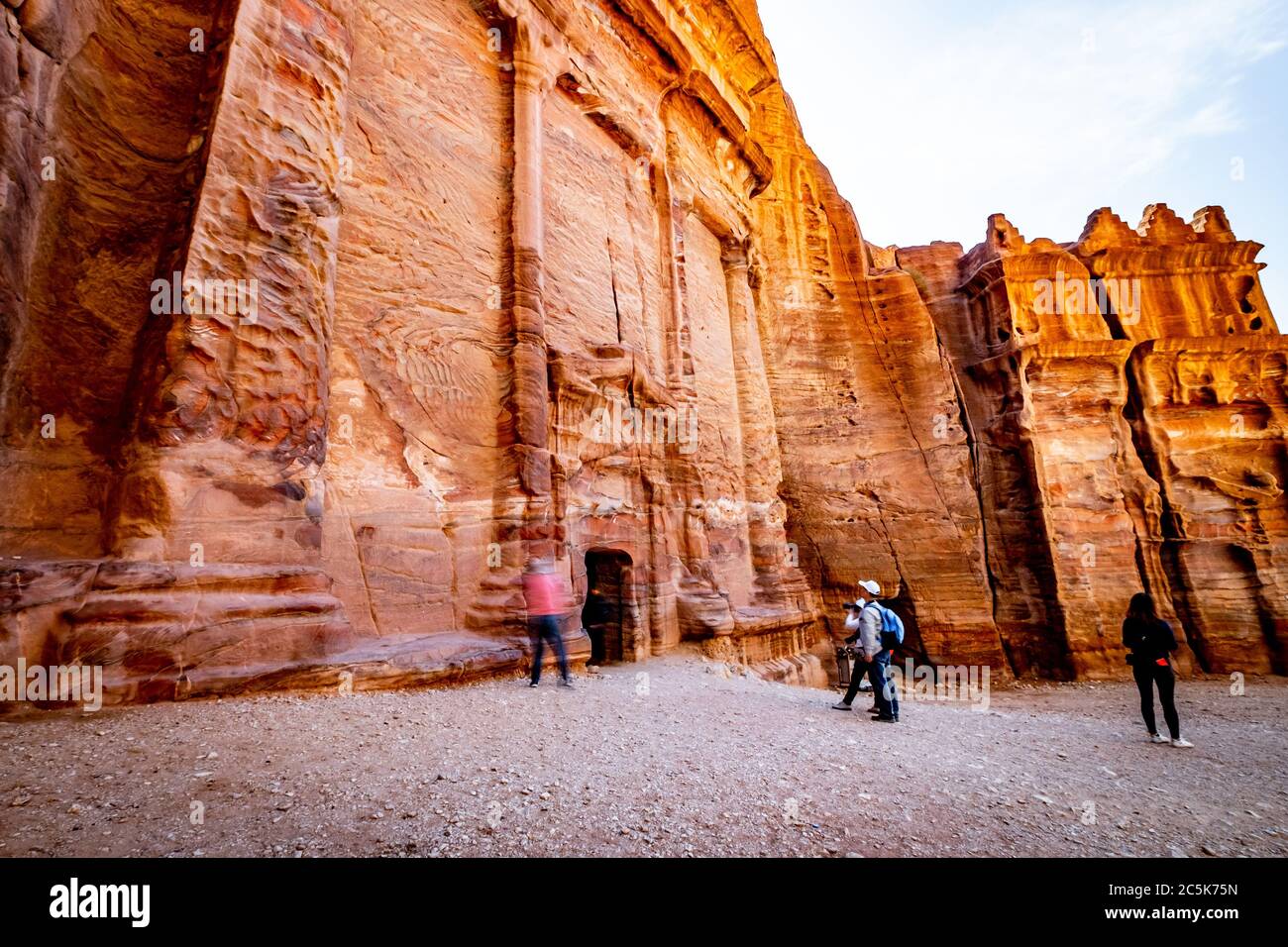Entrée de la sculpture souterraine ancienne de roche, tombeau royal à Petra, Jordanie. Banque D'Images