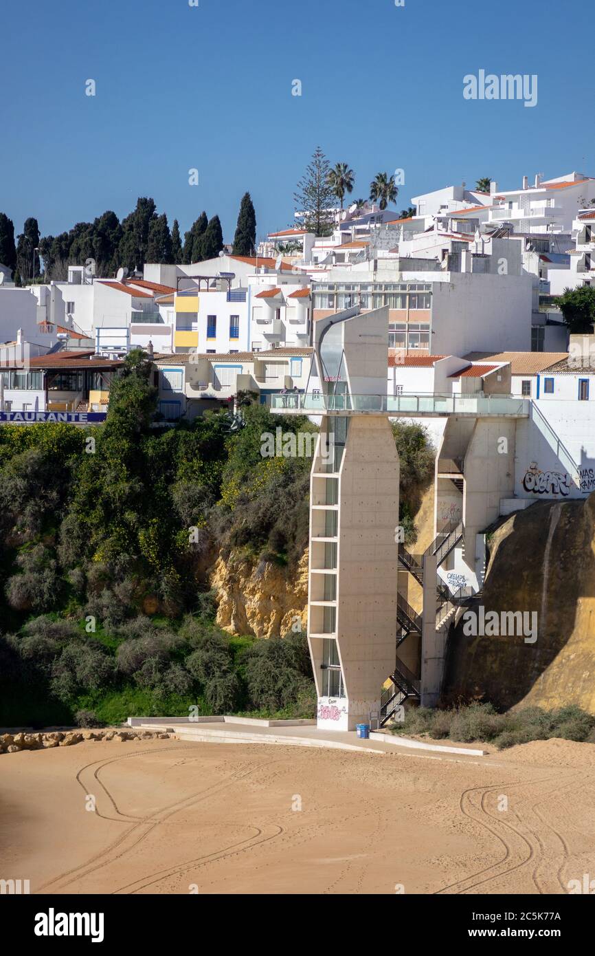 Elevador do Peneco Beach ascenseur et vue sur point dans la vieille ville d'Albufeira à Praia do Peneco Beach l'Algarve Portugal Banque D'Images