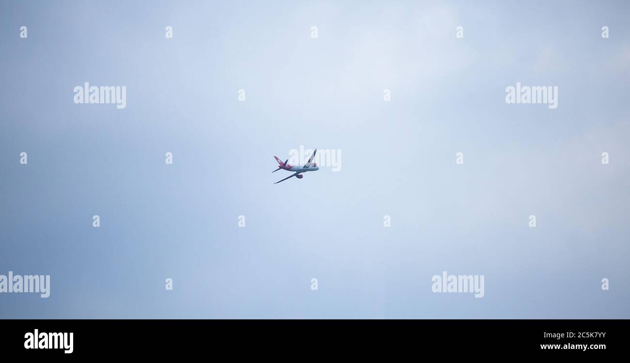 Avion haut dans le ciel bleu. Plan blanc avec une queue rouge. Avril 2013. Vienne, Autriche Banque D'Images