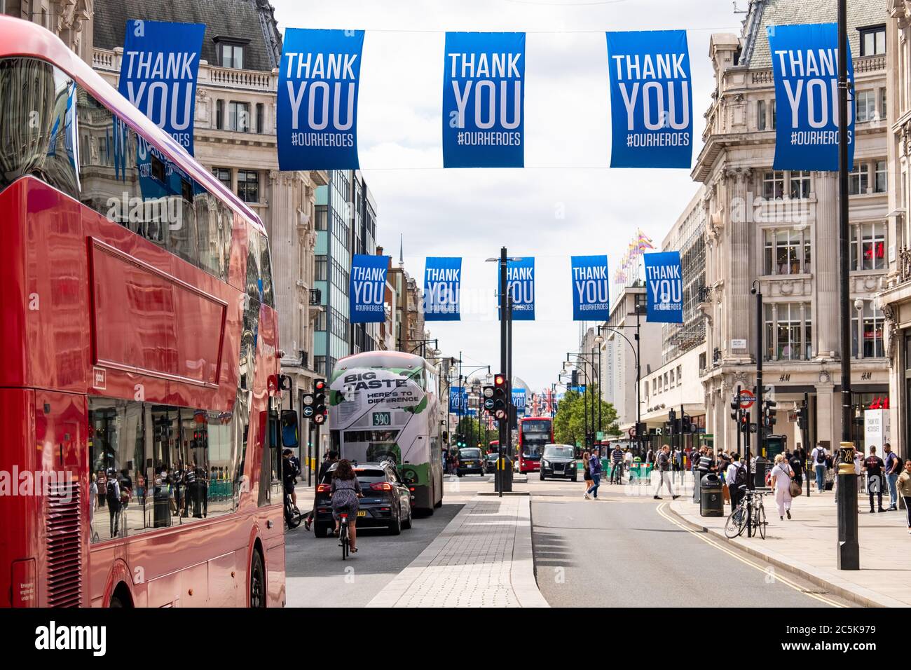 Les acheteurs retournent à Oxford Street, Londres, après que le blocage du coronavirus a été levé Banque D'Images