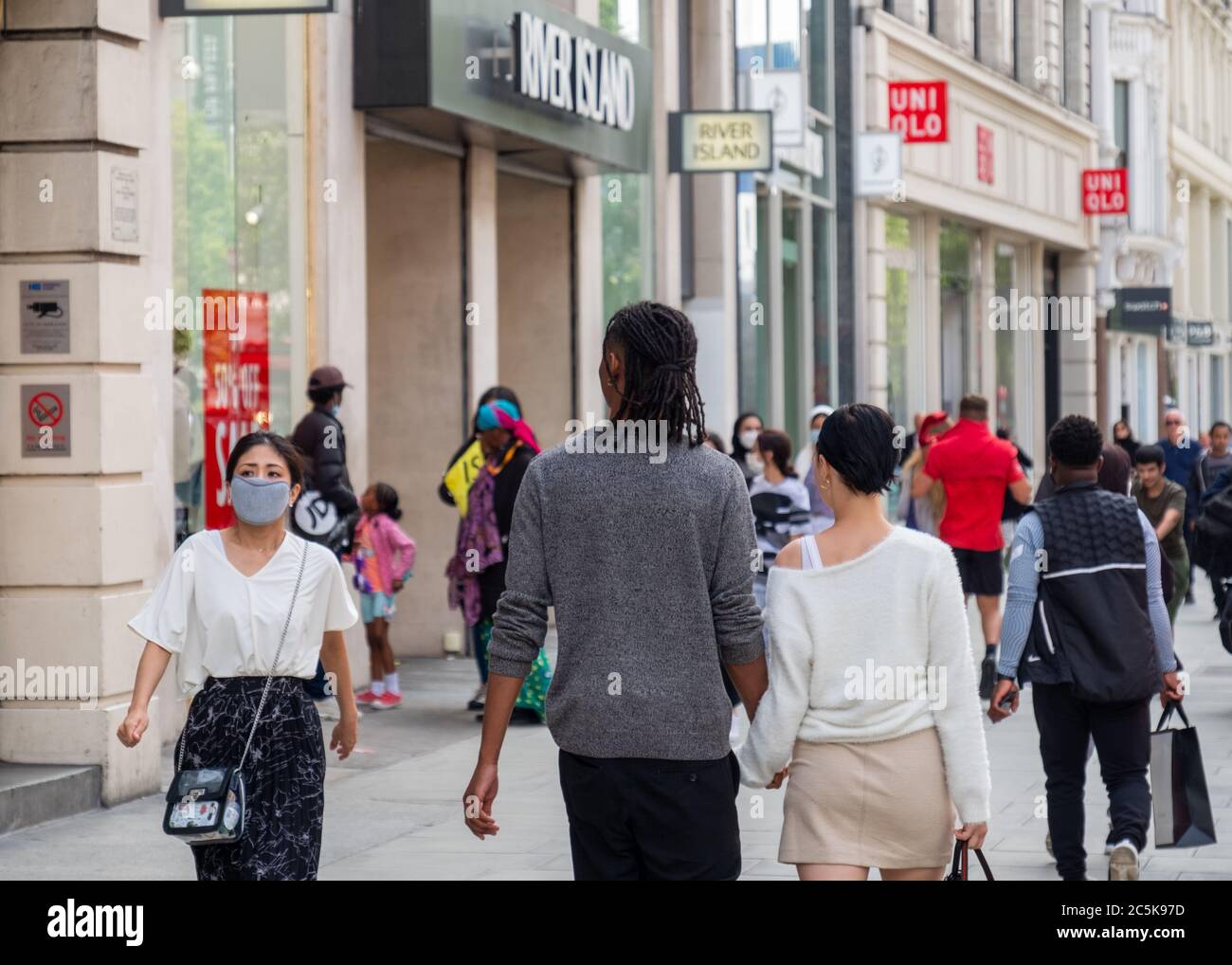 Les acheteurs retournent à Oxford Street, Londres, après que le blocage du coronavirus a été levé Banque D'Images