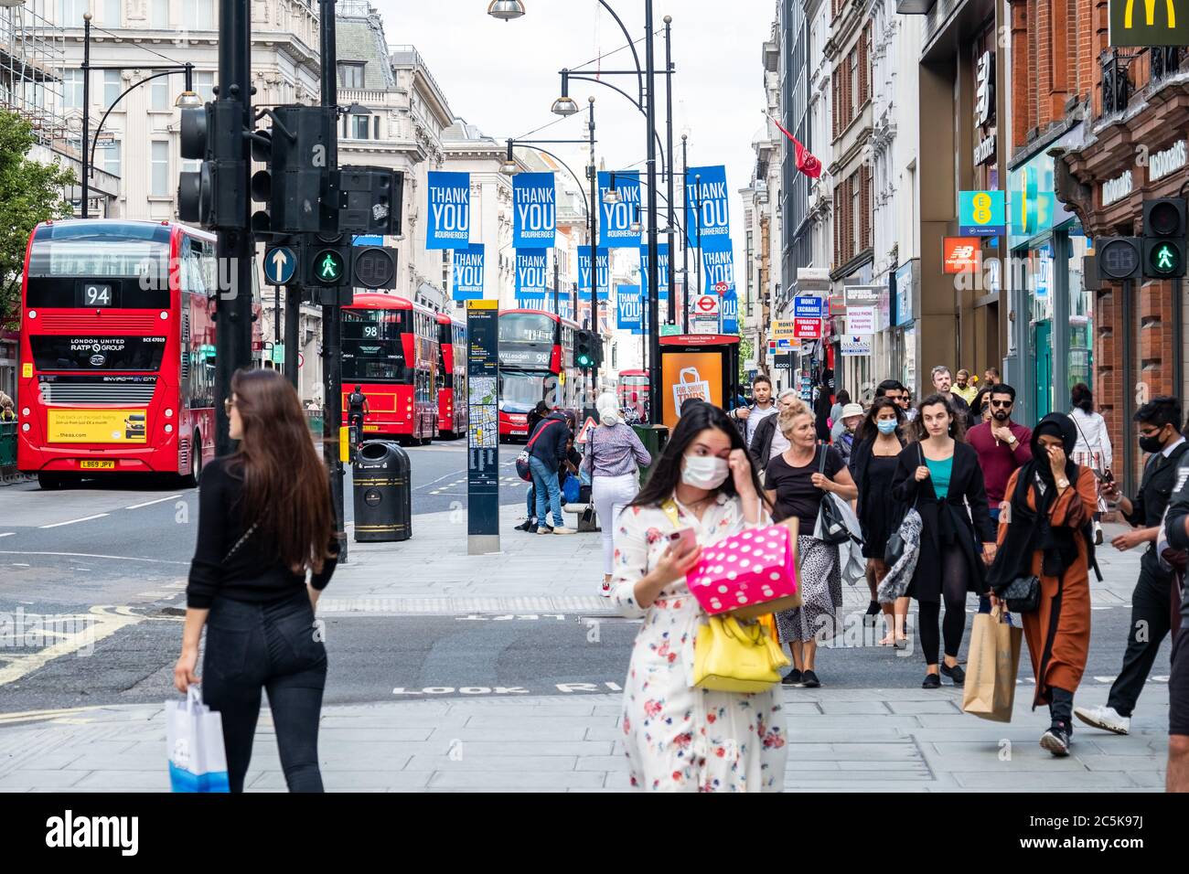 Les acheteurs retournent à Oxford Street, Londres, après que le blocage du coronavirus a été levé Banque D'Images