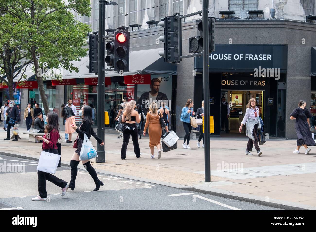 Les acheteurs retournent à Oxford Street, Londres, après que le blocage du coronavirus a été levé Banque D'Images