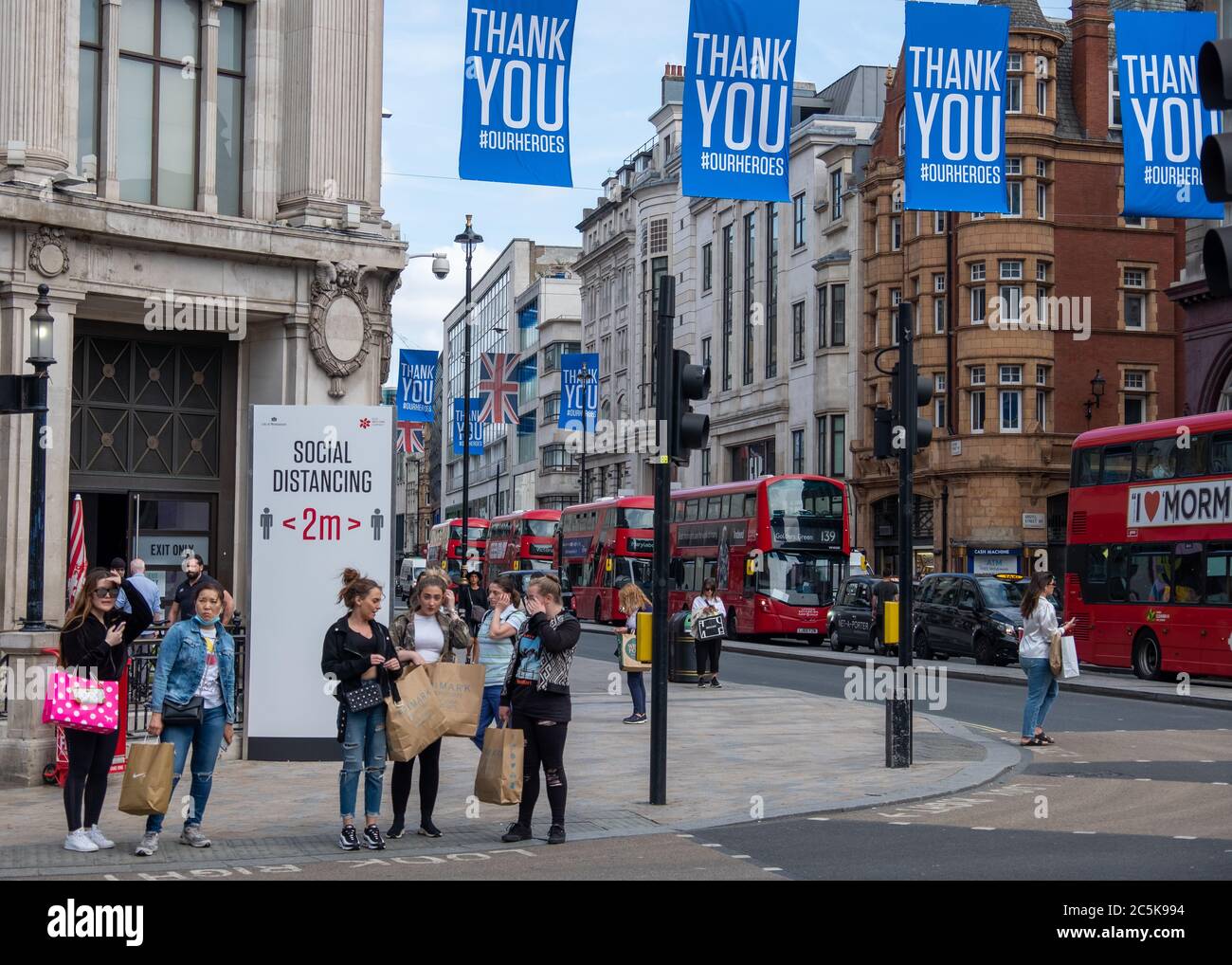 Les acheteurs retournent à Oxford Street, Londres, après que le blocage du coronavirus a été levé Banque D'Images