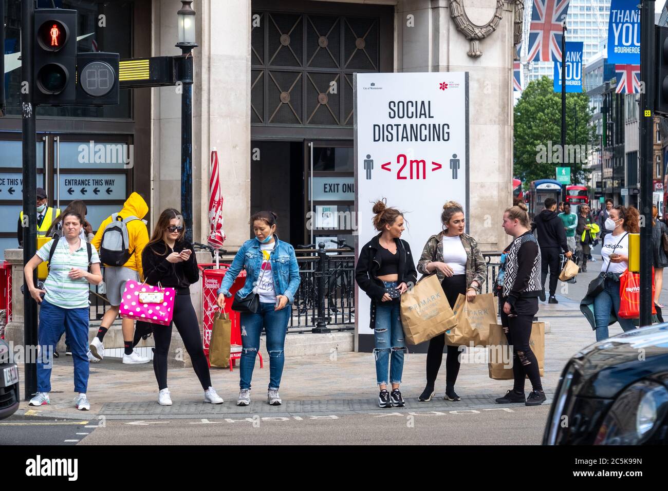 Les acheteurs retournent à Oxford Street, Londres, après que le blocage du coronavirus a été levé Banque D'Images
