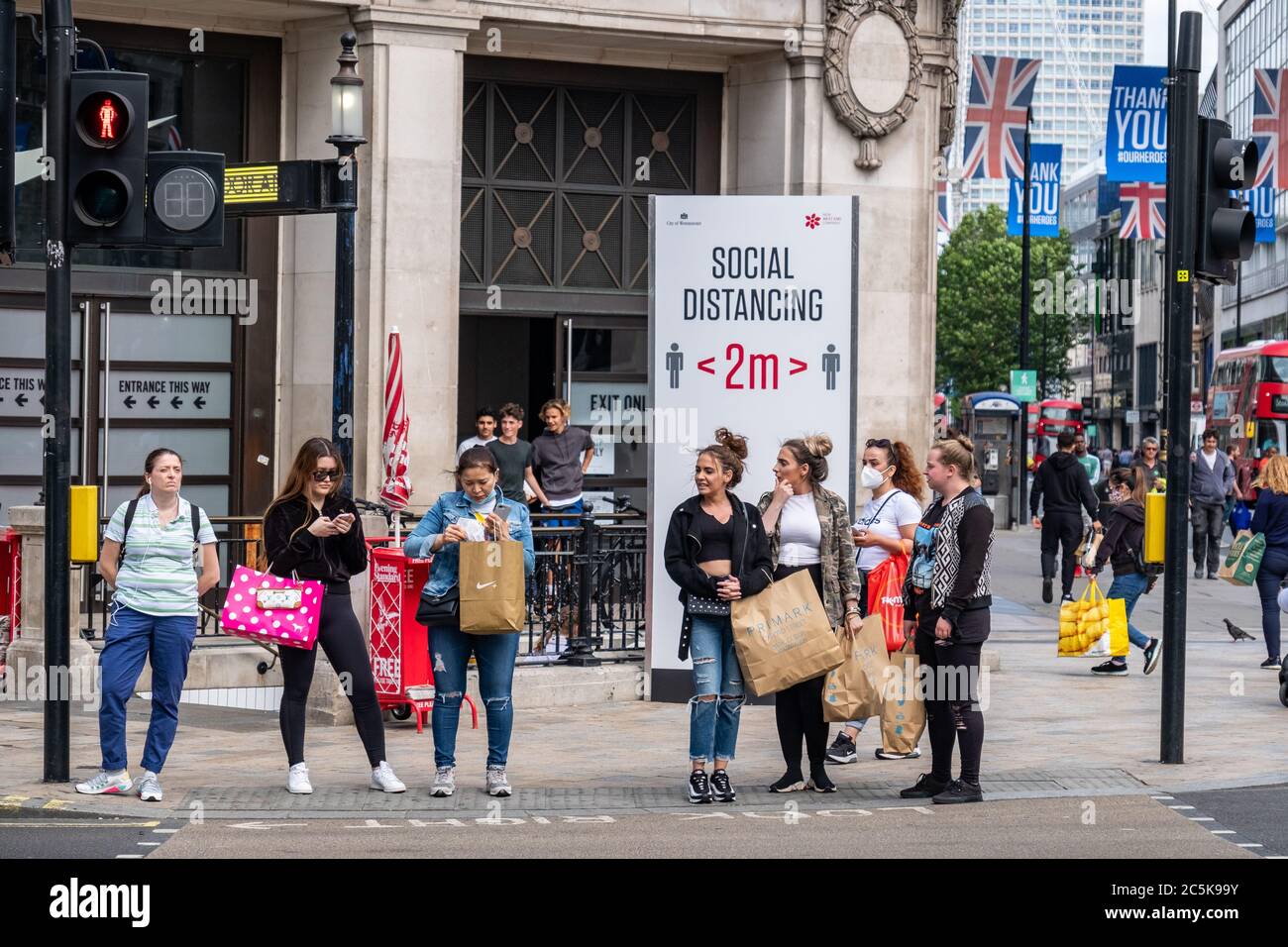 Les acheteurs retournent à Oxford Street, Londres, après que le blocage du coronavirus a été levé Banque D'Images