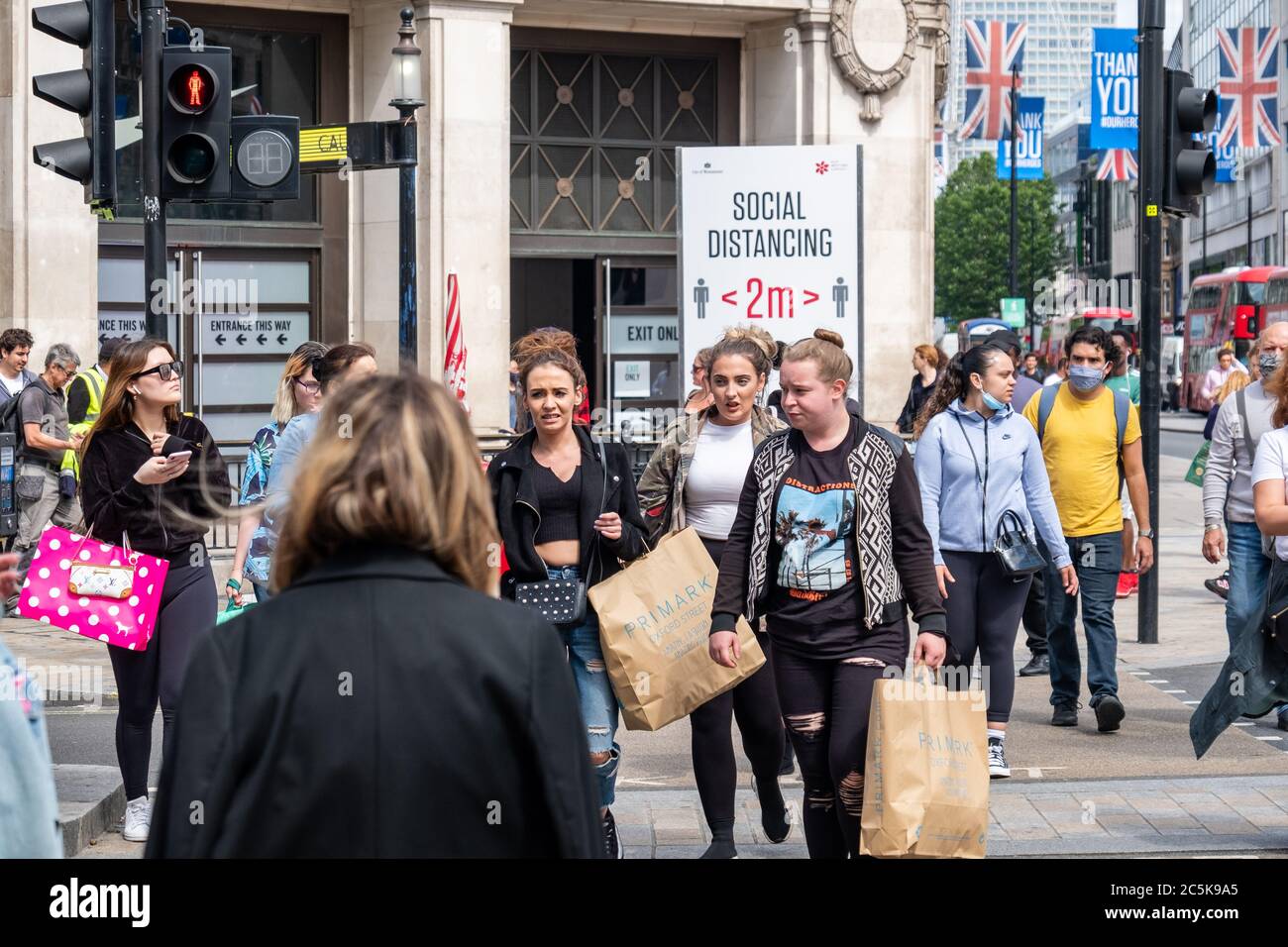Les acheteurs retournent à Oxford Street, Londres, après que le blocage du coronavirus a été levé Banque D'Images