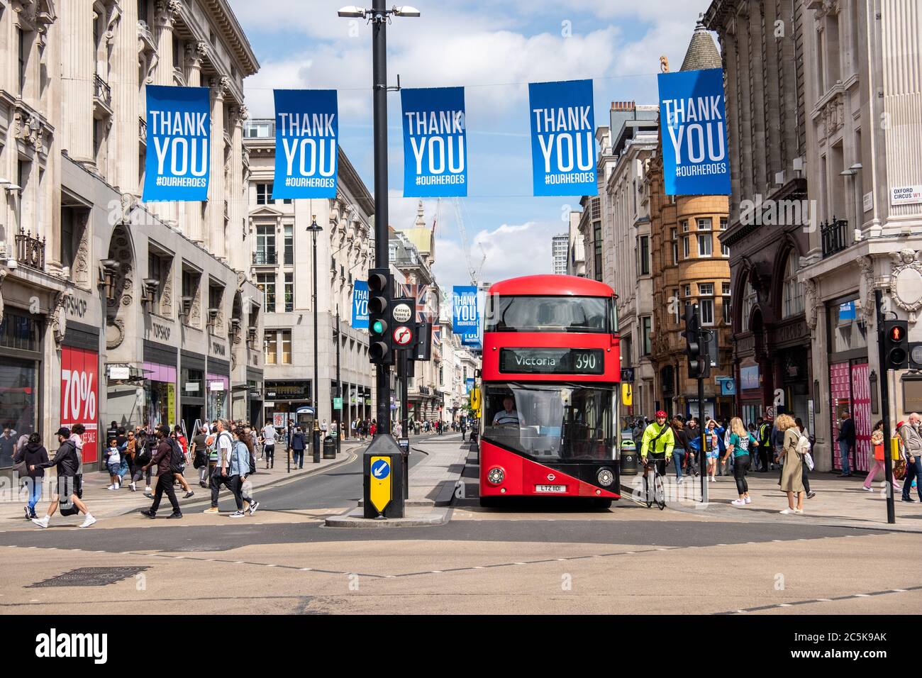 Les acheteurs retournent à Oxford Street, Londres, après que le blocage du coronavirus a été levé Banque D'Images