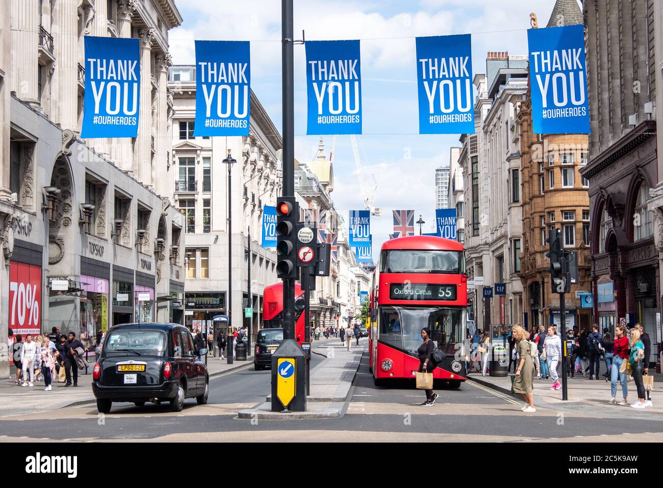Les acheteurs retournent à Oxford Street, Londres, après que le blocage du coronavirus a été levé Banque D'Images