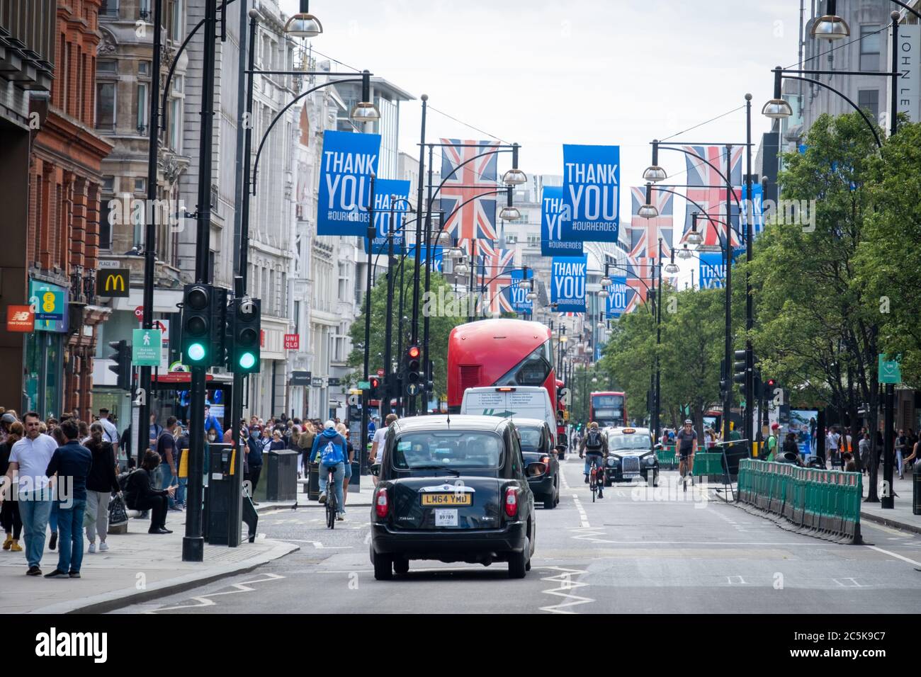Les acheteurs retournent à Oxford Street, Londres, après que le blocage du coronavirus a été levé Banque D'Images